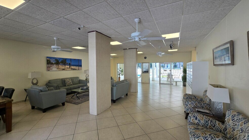 Building Photo - 3000 Riomar St