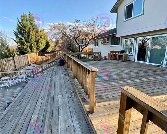 Building Photo - Spacious 4-bedroom, 3-bath home located in...
