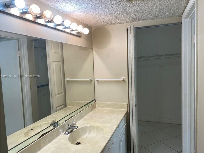 Building Photo - 9755 Westview Dr