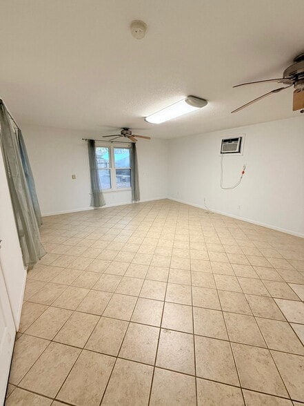Building Photo - 625 Catalina Pl