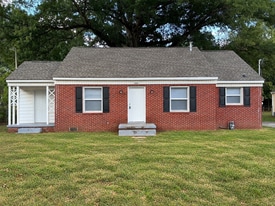 Building Photo - 121 Iris Dr