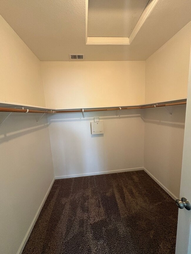Building Photo - Spacious NW Visalia home Near Shopping Center Available Now!
