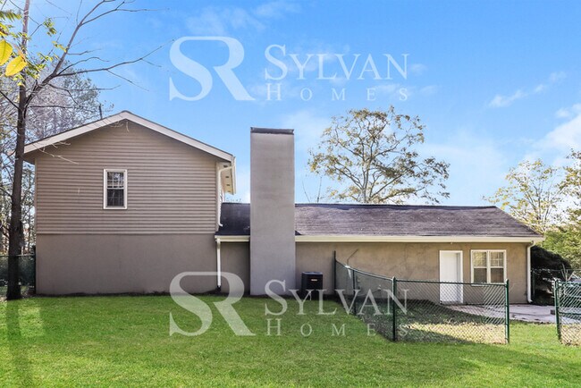 Building Photo - This charming home is ready for you!