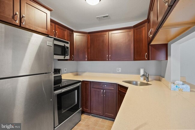 Building Photo - 4820B Aberdeen Dr