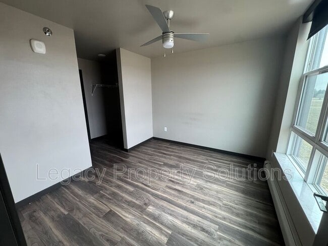 Building Photo - 226 E Greenfield Ln