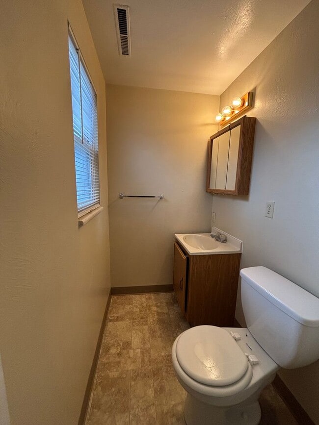 Building Photo - 3 bed, 1.5 bath - Available Now! MileStone...