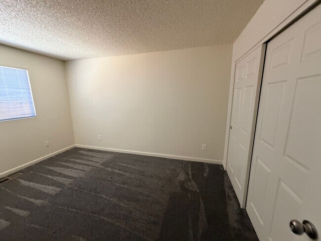 Building Photo - Reno Duplex - 1 Pet Friendly, Garage, Dishwasher, Washer/Dryer Hookups, Central A/C