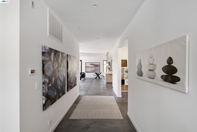 Building Photo - 297 Las Quebradas