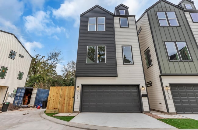 Building Photo - Sleek & Modern 3/2 in Garden Oaks