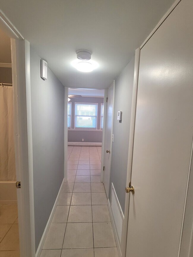 Building Photo - Historic St. Andrews!  Newly Remodeled! 1 bedroom 1 bath condo/1st Floor