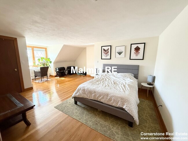 Building Photo - 920 E 4th St