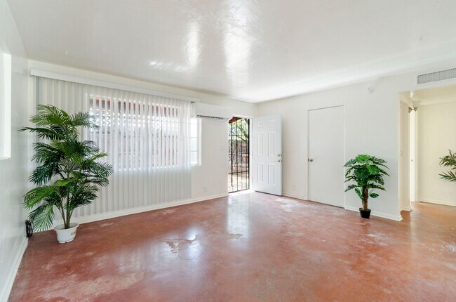 Building Photo - Recently Remodeled Gem! Steps Away from U of A Main Campus!