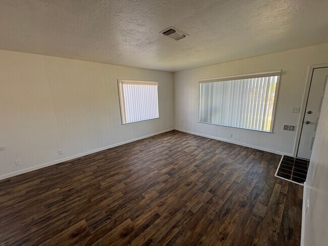 Building Photo - Cozy Home On Spacious Corner Lot Available Now in Dinuba CA!