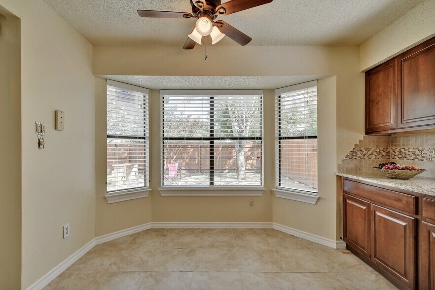 Building Photo - 1622 Peachtree Valley Dr