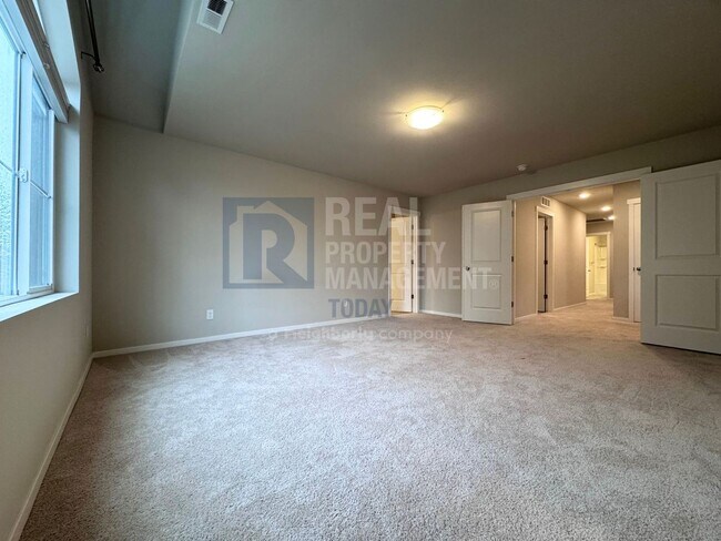 Building Photo - Spacious Modern 5-Bedroom Home with 3-Car ...