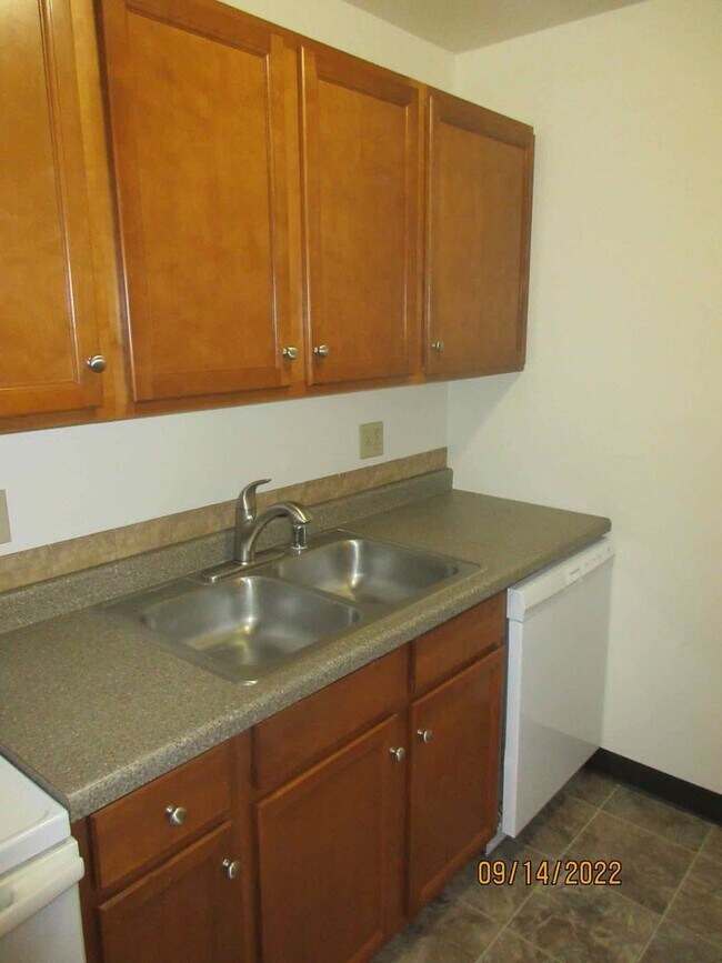 Building Photo - Available October 2025 Remodeled 2 Bedroom...