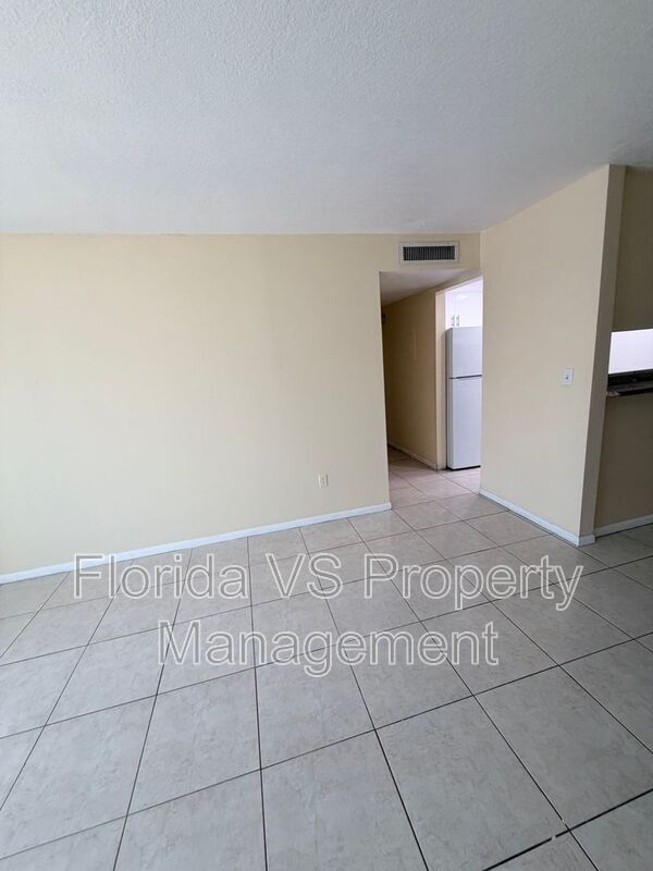 Building Photo - 925 W Oak Ridge Rd