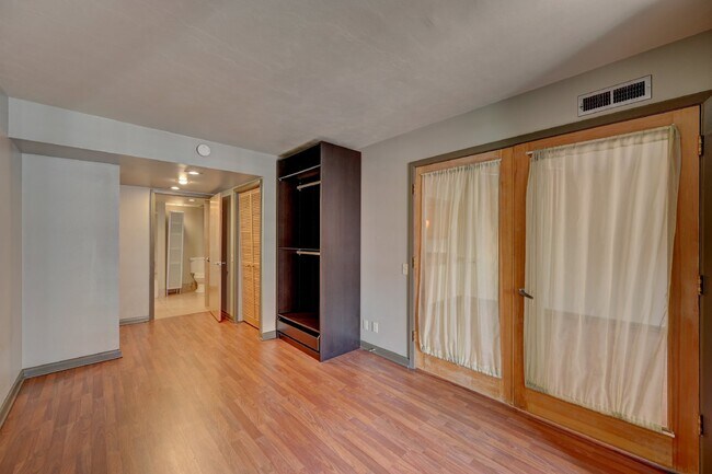Building Photo - 1BR/1BA Comfortable Condo in Montclair Nei...