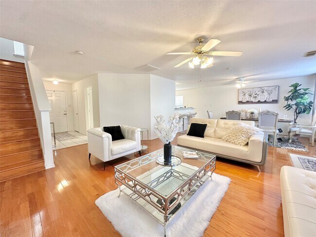 Building Photo - 8223 Golf Green Cir