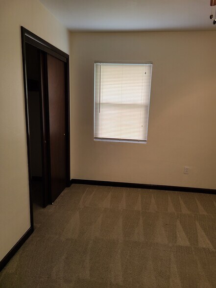 Back bedroom - 305 Woodview Ave