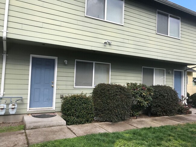 Building Photo - Blocks from UO! 2 bedroom 1.5 bath with in...