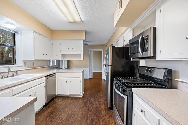 Building Photo - 1502 Suburbia Dr