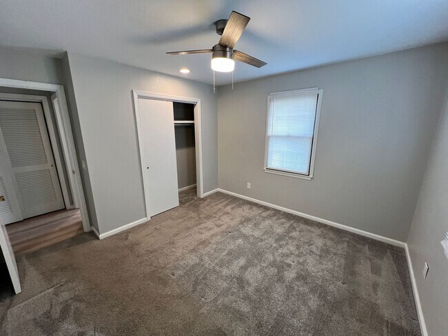 Building Photo - Modern 2-Bedroom Apartment with Washer & Dryer!