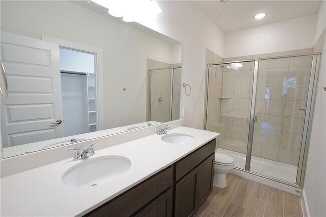 Building Photo - 648 Parkline Dr