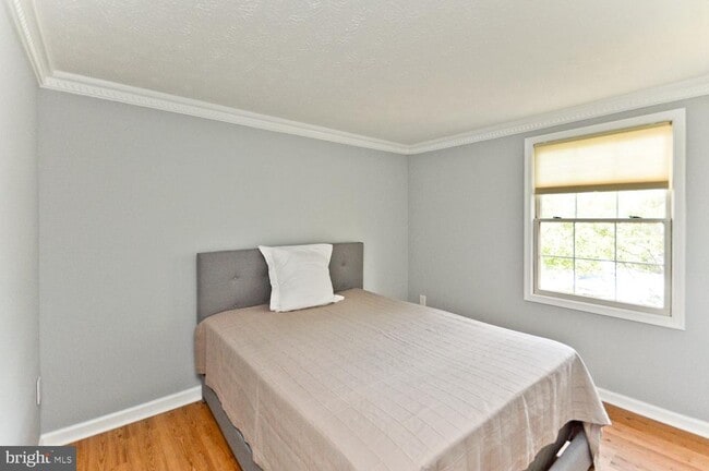 Building Photo - 9505 Baroness Ct