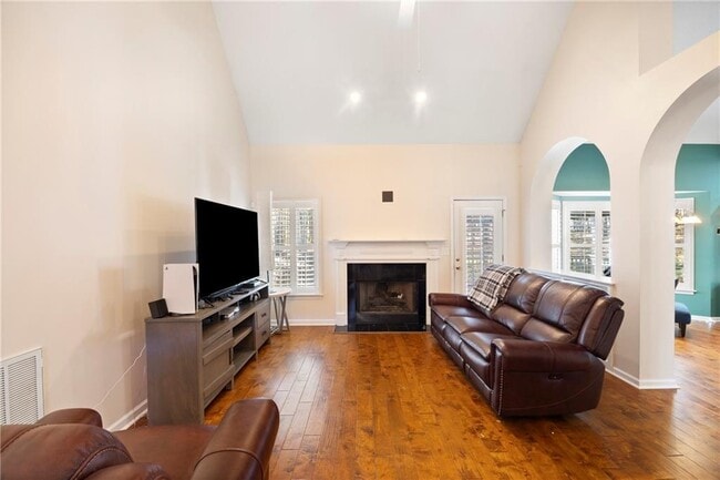 Building Photo - 165 Redspire Ln