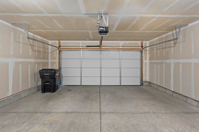 Building Photo - Comfortable and Spacious 4-Bedroom Townhom...