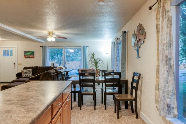 Building Photo - Fully Furnished 3BD + Den/2BA, Convenientl...