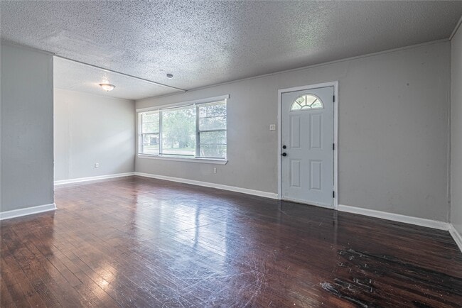 Building Photo - 5818 Glenhurst Dr
