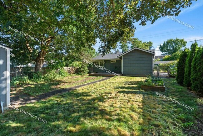 Building Photo - Charming 2-Bedroom Home with Fenced Yard in St. Johns - Pets Welcome!