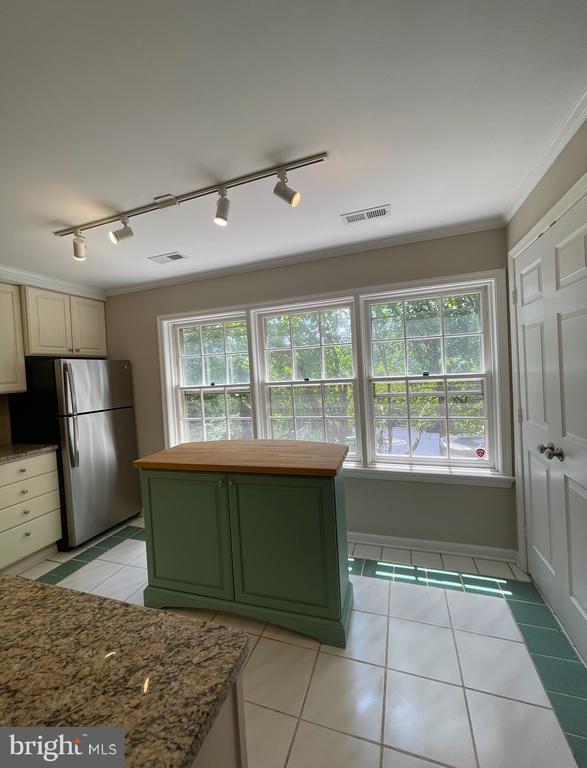 Building Photo - 8024 QUARRY RIDGE Way