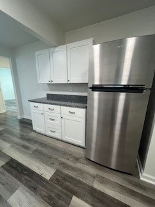 Building Photo - $1180 for Newly Renovated 1 bedroom in a 4...