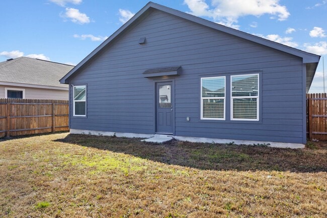 Building Photo - Charming Home Awaits: Spacious & in a Prime Location