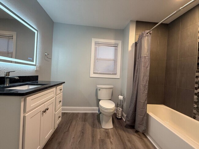 Building Photo - 313 E Bernard Ave