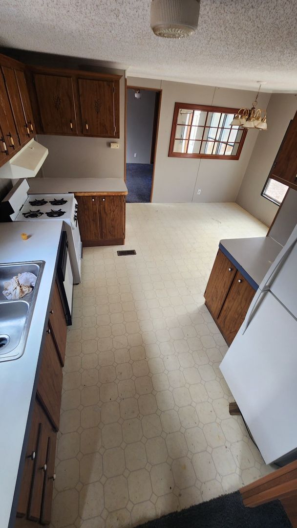 Building Photo - 3 Bedroom Home -ALL UTILITIES INCLUDED!