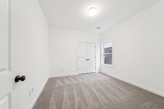 Building Photo - Spacious Home Minutes from Aspen Creek Elementary & Elam Park!