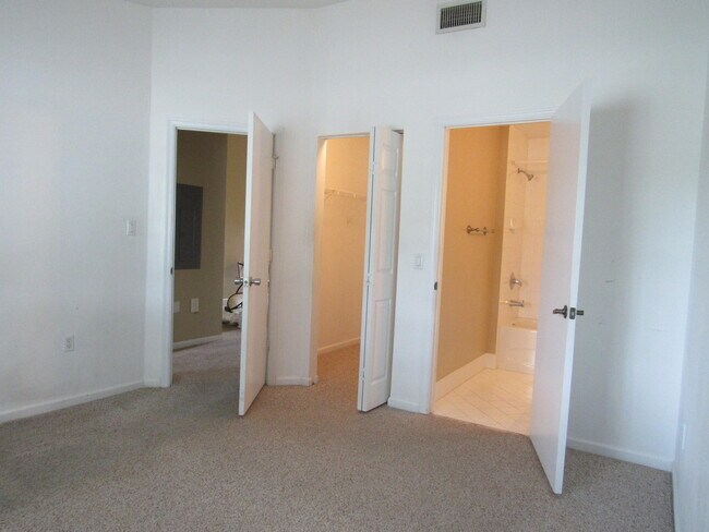 Building Photo - 3810 N Jog Rd