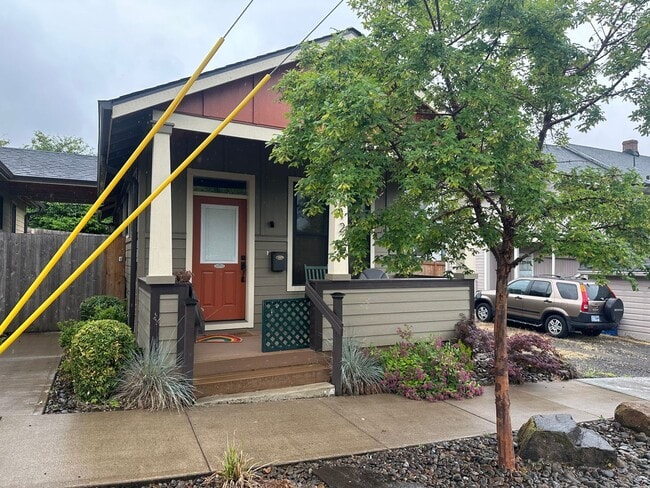 Building Photo - Gorgeous Cottage in Oregon City~ Hardwood Floors~ Private Back Area~ Washer/Dryer~ A/C