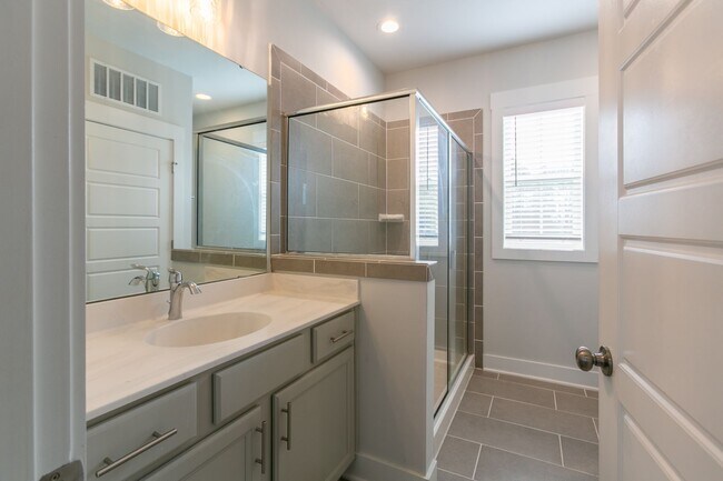 Building Photo - Beautiful 3 Bed/2.5 bath cottage in Chatham Park Available early September