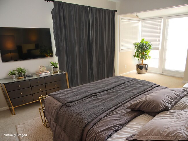 Building Photo - 352 S Pine St