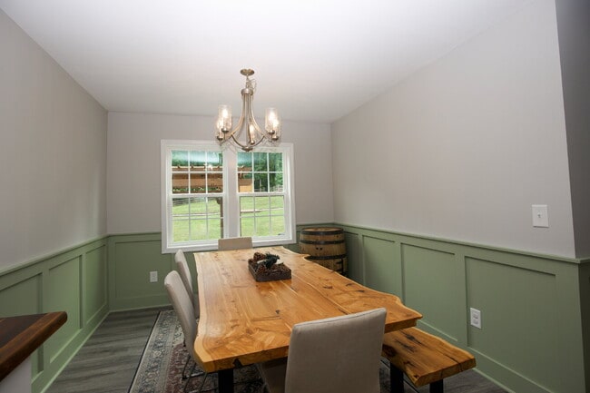 Building Photo - Charming 3-bedroom, 2.5-bath home nestled in the heart of Carthage