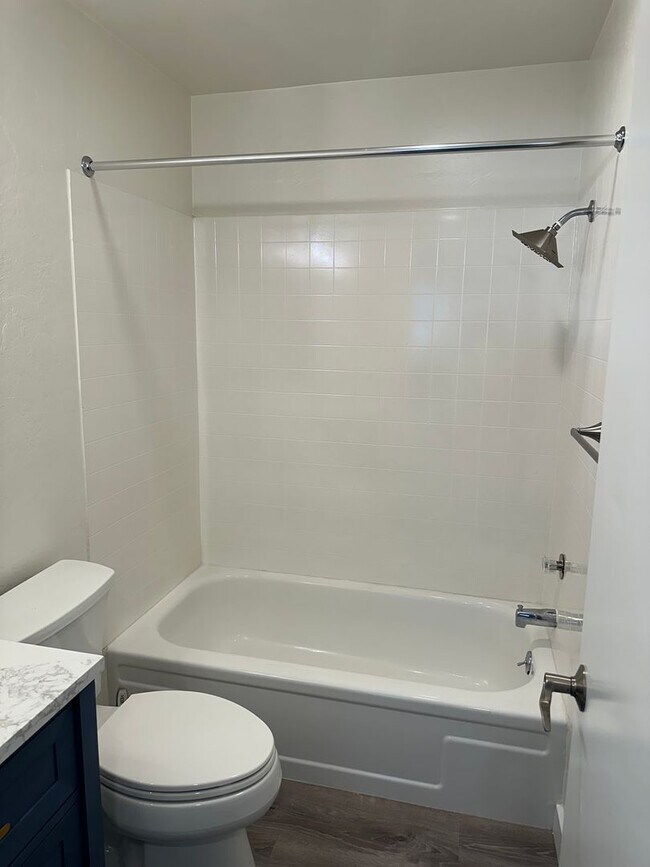 Building Photo - Beautifully updated 3 bedroom 1.5 bath dup...