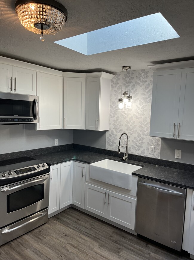 Building Photo - 6219 Poinciana Dr