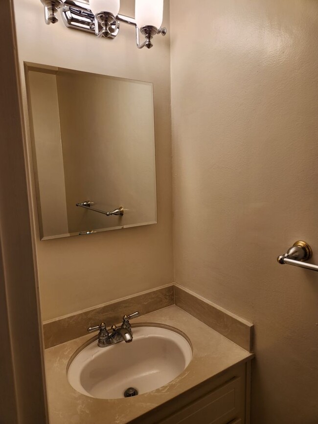 Building Photo - Very nice 2 Bed/ 1.5 Bath /1,263 Sqft Waln...
