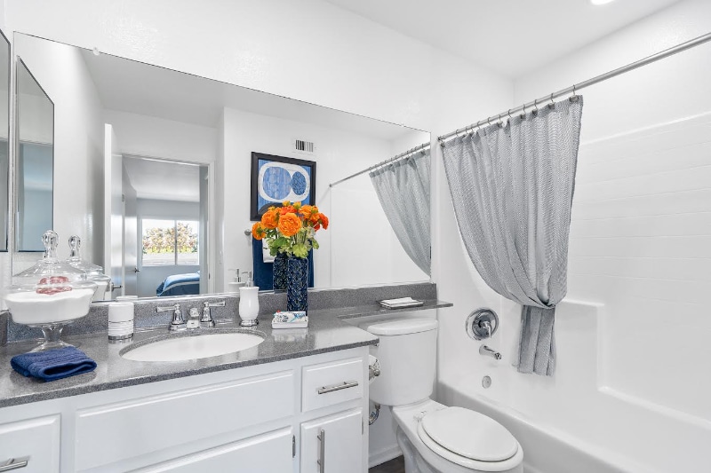 Building Photo - 805 E Orangewood Ave