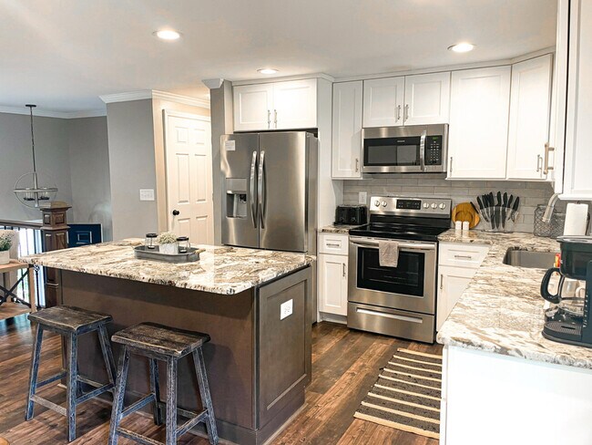 Building Photo - 11501-11505 5 Cedars Rd